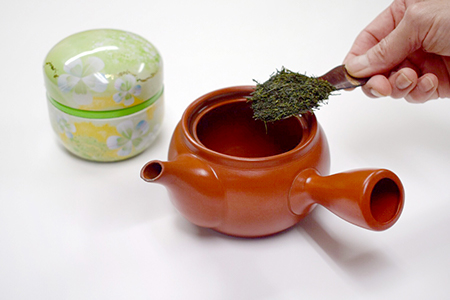 茶葉を急須に入れる